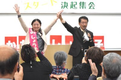 会場の声援に応える（左から）かわの、田村の両氏＝５日、福岡県小郡市