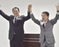 声援に応える田村（右）、堤の両氏＝４日、大分市