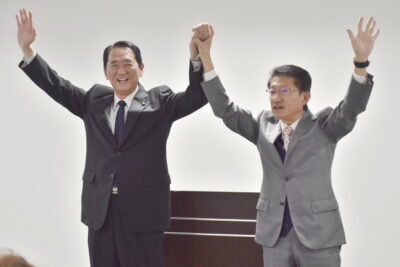 声援に応える田村（右）、堤の両氏＝４日、大分市