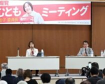 （写真）質問に答える田村智子委員長（左）＝２５日、福岡市東区