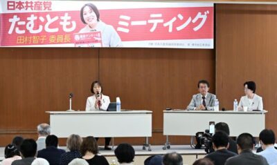 （写真）質問に答える田村智子委員長（左）＝２５日、福岡市東区