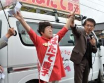 第一声をあげる、しばたて候補（左）と田村氏（右）＝19日、鹿児島県鹿屋市