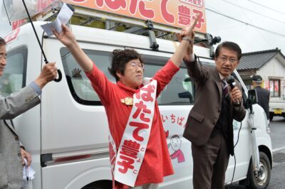 第一声をあげる、しばたて候補（左）と田村氏（右）＝19日、鹿児島県鹿屋市