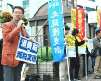 消費税減税を訴える田村氏（左）ら＝４月１日、福岡県久留米市