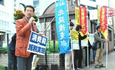 消費税減税を訴える田村氏（左）ら＝４月１日、福岡県久留米市