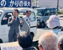 訴える、（左から）田村氏、かりの候補＝16日、宮崎県西都市