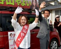 谷山候補（左端）の必勝を呼びかける田村氏（その右）＝４月１２日、鹿児島県姶良市