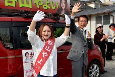 谷山候補（左端）の必勝を呼びかける田村氏（その右）＝４月１２日、鹿児島県姶良市