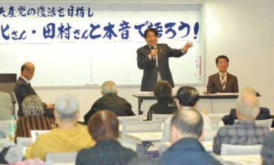 参加者と意見を交わす（壇上右から）田村、仁比両氏＝４月１０日、北九州小倉北区