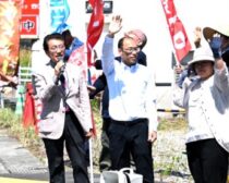 訴える（左から）田村、高崎、東の各氏＝５月１０日、熊本県菊池市