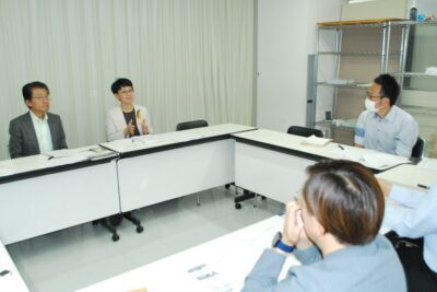 民医連役員らと懇談する（奥右から）大谷、田村の両氏＝５月１２日、福岡市