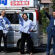 必勝めざし団結頑張ろうを唱和する（右から）田村、東、高崎の各氏＝17日、熊本県菊池市