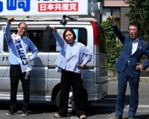 必勝めざし団結頑張ろうを唱和する（右から）田村、東、高崎の各氏＝17日、熊本県菊池市
