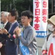 決意を述べる大谷氏（右から２人目）＝５月１９日、福岡市・ＪＲ博多駅前