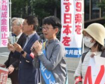 決意を述べる大谷氏（右から２人目）＝５月１９日、福岡市・ＪＲ博多駅前