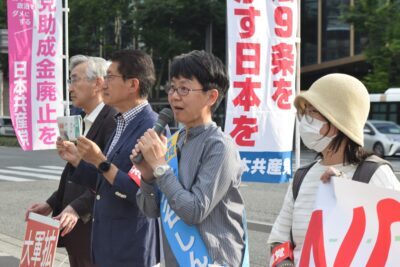 決意を述べる大谷氏（右から２人目）＝５月１９日、福岡市・ＪＲ博多駅前