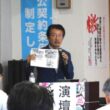 資料を使い説明する田村氏（中央) ＝17日、福岡市南区