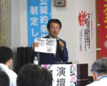 資料を使い説明する田村氏（中央) ＝17日、福岡市南区