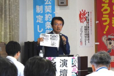 資料を使い説明する田村氏（中央) ＝17日、福岡市南区