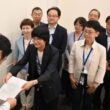 （写真）要請書を手渡す党市議団と予定候補者、仁比氏（右端）＝２１日、参院議員会館