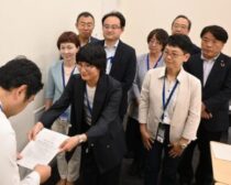 （写真）要請書を手渡す党市議団と予定候補者、仁比氏（右端）＝２１日、参院議員会館