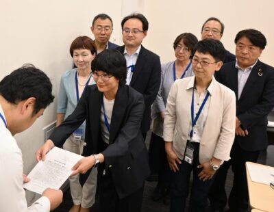 （写真）要請書を手渡す党市議団と予定候補者、仁比氏（右端）＝２１日、参院議員会館