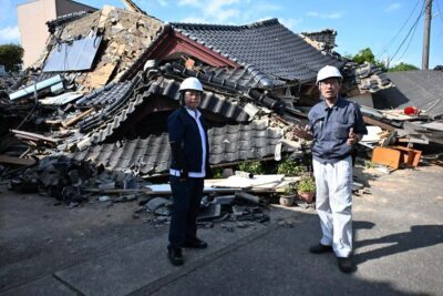 （写真）地震で全壊した家屋を調査する（右から）田村、東の両氏＝２９日、熊本県氷川町