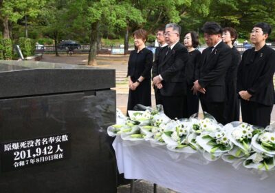 （写真）原爆落下中心地碑に献花し、追悼する党国会議員団ら＝８日、長崎市
