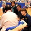 （写真）被災者に話を聞く（右から）白川、田村、東の各氏ら＝３０日、熊本県八代市