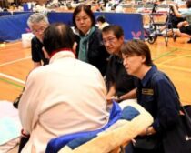 （写真）被災者に話を聞く（右から）白川、田村、東の各氏ら＝３０日、熊本県八代市