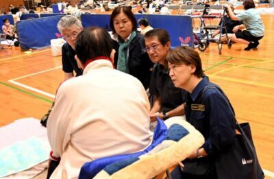 （写真）被災者に話を聞く（右から）白川、田村、東の各氏ら＝３０日、熊本県八代市