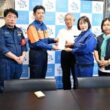（写真）光井正吾市長（左から３人目）に救援募金を手渡す、（右から）松岡勝県委員長、東なつこ県副委員長・県議予定候補、田村智子委員長、福田けい一市議、（左から）田村貴昭前衆院議員、仁比聡平参院議員＝７日、熊本・宇土市役所