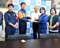 （写真）光井正吾市長（左から３人目）に救援募金を手渡す、（右から）松岡勝県委員長、東なつこ県副委員長・県議予定候補、田村智子委員長、福田けい一市議、（左から）田村貴昭前衆院議員、仁比聡平参院議員＝７日、熊本・宇土市役所