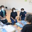 （写真）避難生活を送る人たちから状況を聞く、（奥右から）仁比聡平参院議員、田村智子委員長、東なつこ県副委員長・県議予定候補、田村貴昭前衆院議員＝７日、熊本県宇城市の豊野防災拠点センター