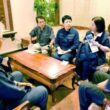 （写真）松本組合長（右端）から現状を聞く（正面左から）田村、岩渕、東の各氏ら＝２０日、熊本県八代市