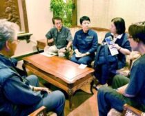 （写真）松本組合長（右端）から現状を聞く（正面左から）田村、岩渕、東の各氏ら＝２０日、熊本県八代市
