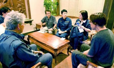 （写真）松本組合長（右端）から現状を聞く（正面左から）田村、岩渕、東の各氏ら＝２０日、熊本県八代市