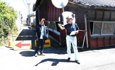 GH倒壊の危険がある岩村さんの作業場（後方）など被災現場を確認する（右から）田村、東の両氏＝９月２日、熊本県八代市